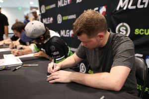 Crimsix_Optic_Signing_Booth_CoD_Champs